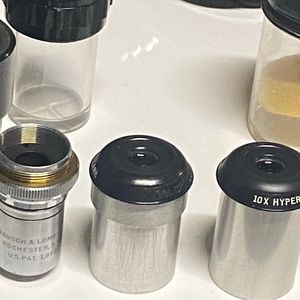 lot of vintage objectives, cases and accessories. 2 objectives intact.